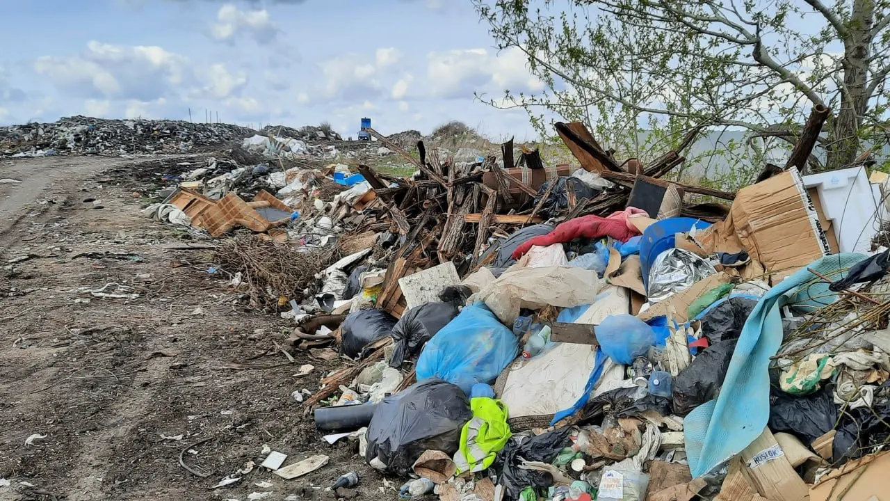 На окраине одного из районных центров Башкирии разрослась крупная несанкционированная свалка: захоронения отходов на склоне, разграбленные площадки для перегруза и возможные промышленные захоронения ставят под риск окружающие посевы и безопасность региона.