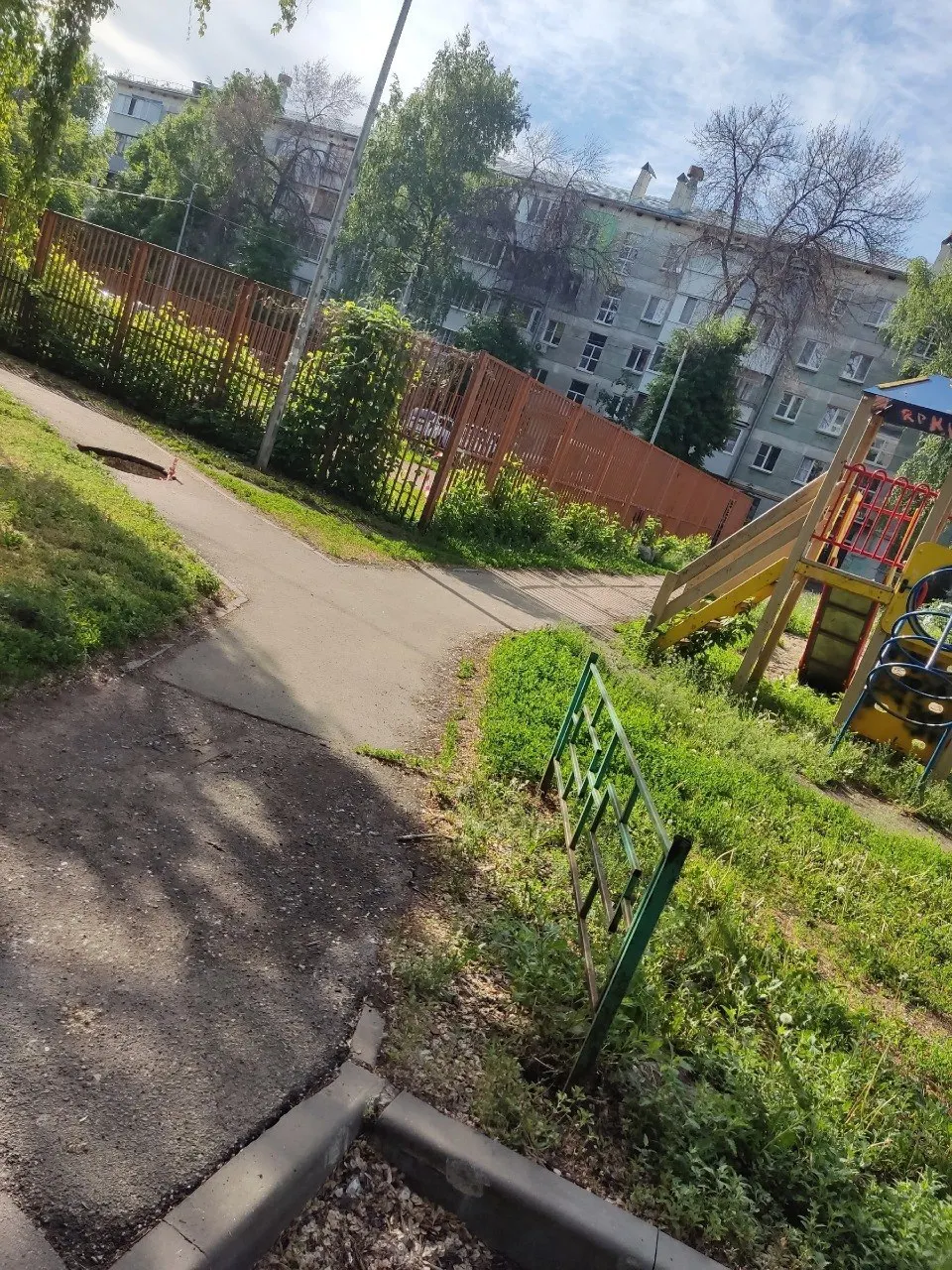 У дома №157 по Зубчаниновскому шоссе образовалась воронка в асфальтовом покрытии рядом с детской площадкой. Местные жители просят оперативной реакции коммунальных служб.