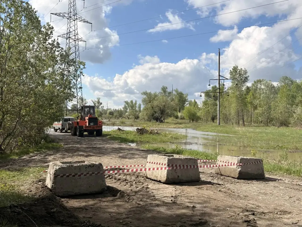 Движение транспорта и пешеходов по дороге от улицы Якорной до Матросской перекрыто: утром 17 мая уровень Оби достиг 484 см, подъезд к острову возможен только по понтонному мосту.