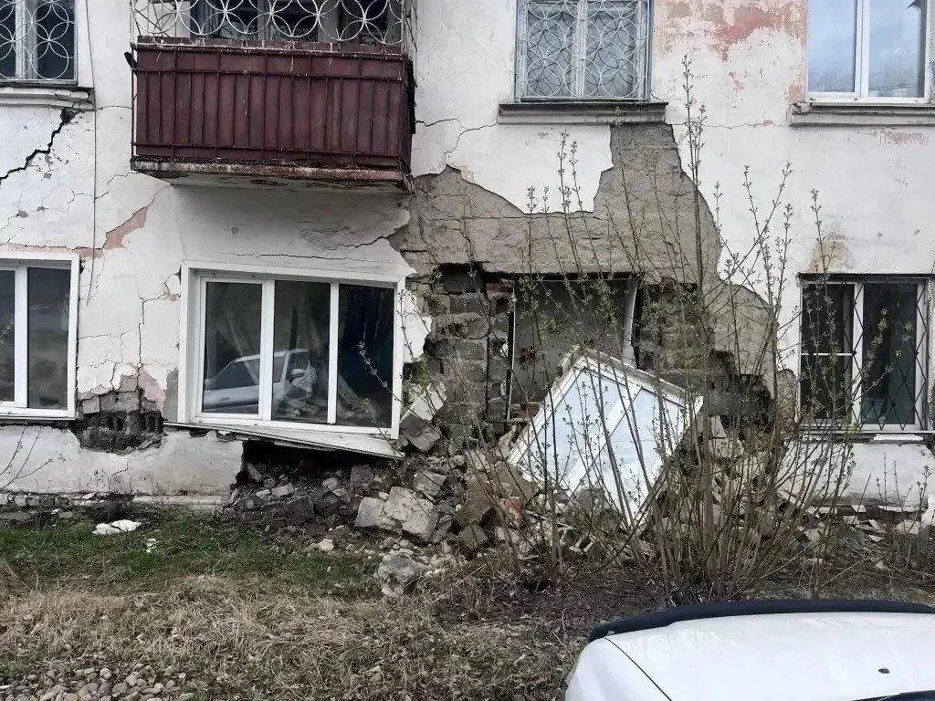 В городе Зима рухнула стена дома на Луговой, 7 — здание признано аварийным, жильцы переселены, пострадавших нет; при обследовании обнаружены серьёзные трещины в несущих стенах.
