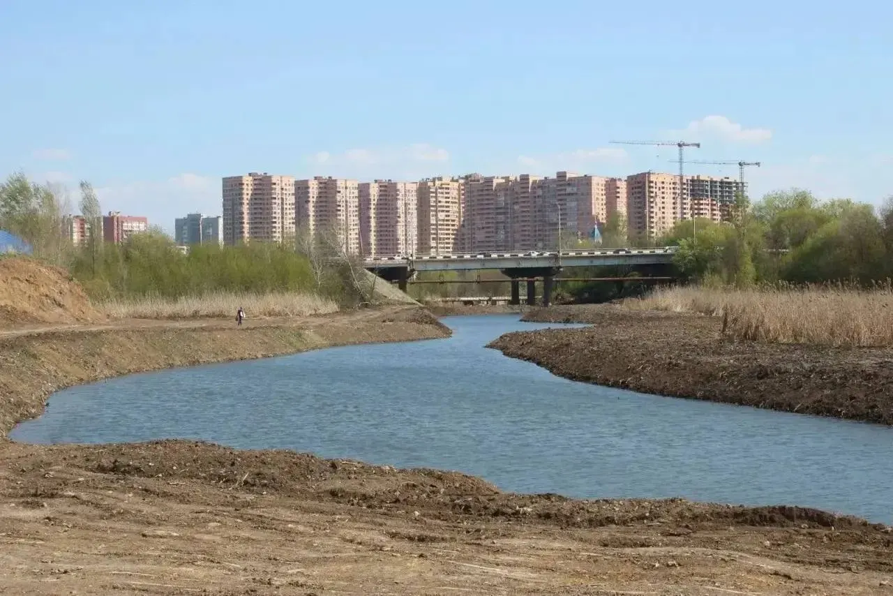 В регионе продолжают расчистку водоёмов: уже выполнены участки на Темернике и Чепраке. Оставшиеся работы планируют завершить в 2027–2028 годах; в 14 муниципалитетах обследуют ещё 15 водоёмов.