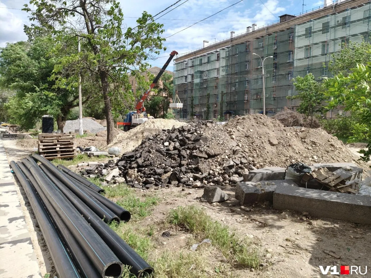 В Тракторозаводском районе продолжается масштабный ремонт улицы Дзержинского: работы растянутся до конца 2027 года. Жителей беспокоят вырубка деревьев, необычный цвет фасадов и замена исправных бордюров.