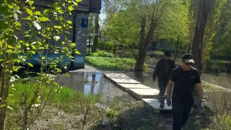 Чиновники сообщили об установке специальных поддонов у нескольких домов, пострадавших от затопления после аварии на коллекторе. Конструкцию и особенности поддонов не пояснили.