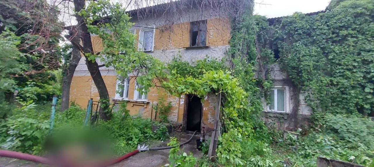 В Саратове загорелся жилой дом, который был признан аварийным. Спасти из огня успели не всех; подробности инцидента уточняются.