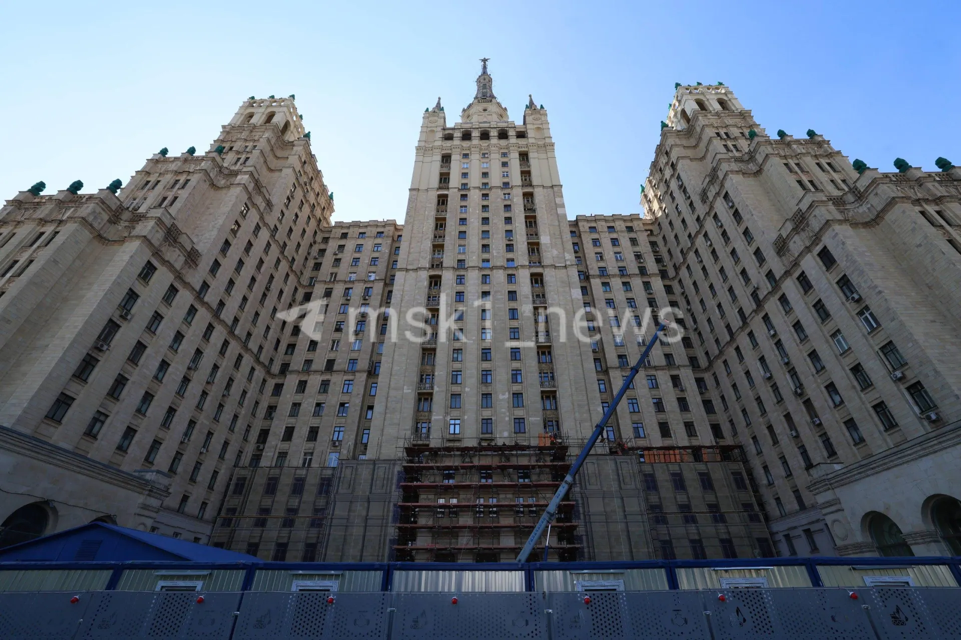 На ремонт высотного дома на Кудринской выделено 7,8 млрд рублей. Обновят фасад, балконы, крышу и инженерные сети; работы идут уже сейчас и должны завершиться к 10 ноября 2028 года.