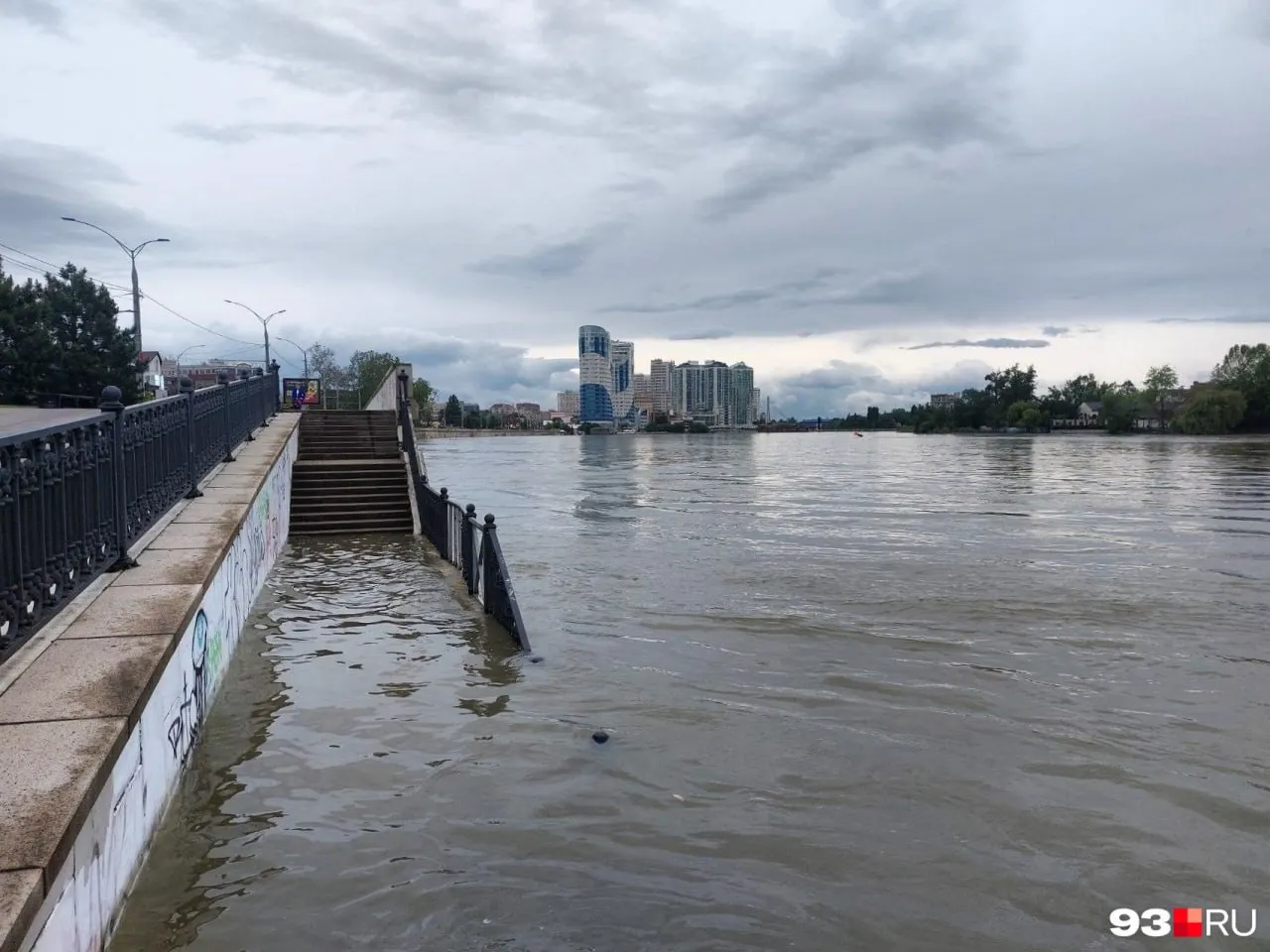 На набережной у Тургеневского моста затоплен спуск, на Рождественской набережной в ЮМР вода вышла на пешеходную зону. В администрации говорят, что угрозы подтопления прибрежных населённых пунктов нет. В экстренных случаях звоните 112.