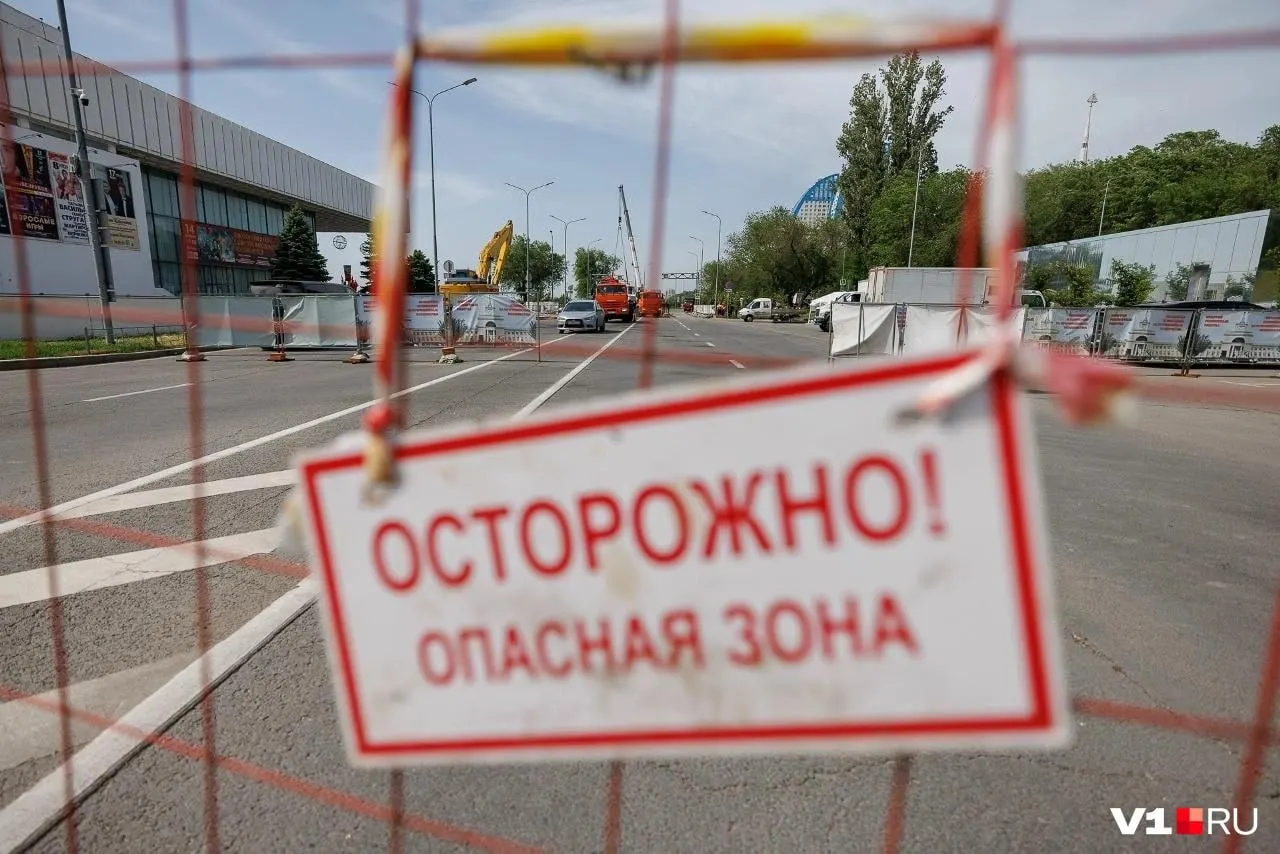 Авария на центральной магистрали Волгограда продолжается третий день. Работы осложнены постоянным притоком воды, сроки восстановления движения пока неизвестны.