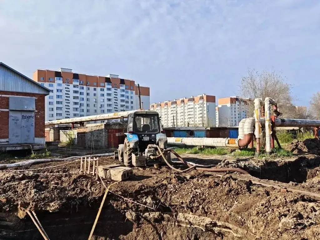 На улице Менделеева повреждён 20‑метровый участок самотечного коллектора. Давление воды снизили, чтобы установить новую трубу; организован подвоз воды, а руководителям коммунального комитета объявлены выговоры за недостаточную координацию работ.