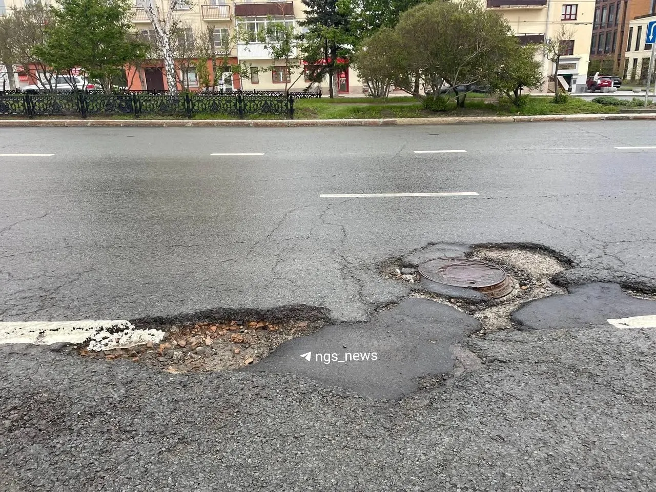 В районе старого автовокзала на Красном проспекте обнаружили яму глубиной примерно 20 см. В мэрии заявили, что участок планируют отремонтировать до 22 мая.
