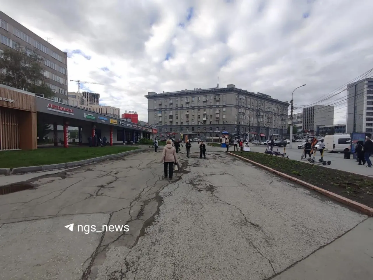 Тротуары, ливнёвки, газон и остановку на Дуси Ковальчук, 186 планируют привести в порядок; причину задержки объясняют изменением формата экспертизы и длительными согласованиями.