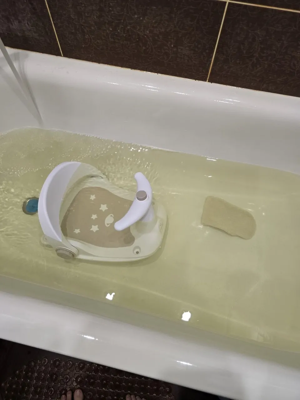 Житель дома на Аэродромной, 55 заметил мутную воду из крана, которая оставляет грязные следы; люди обеспокоены качеством воды.