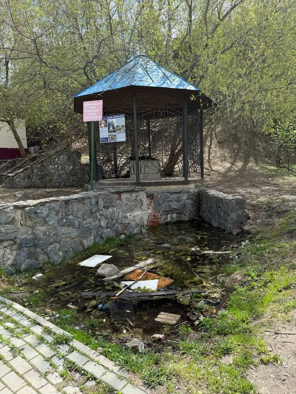 Жители переулка Островского жалуются, что после работ по водоотведению вода перестала уходить в ливневку: возле источника образовалось подтопление, разрушается облицовка.