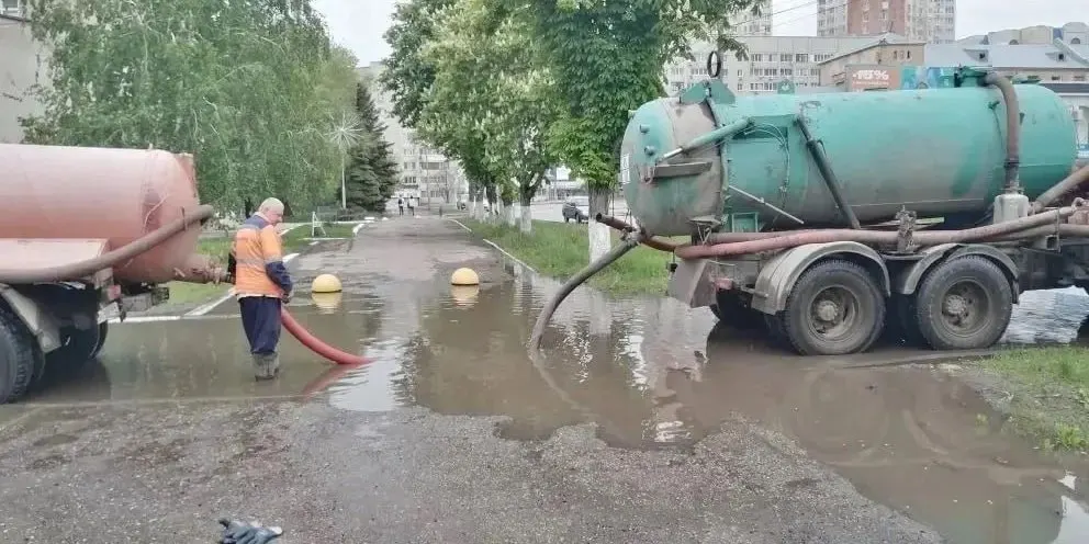 Жители Энгельса несколько недель страдают от разливов канализации после провала коллектора: отключили водоснабжение, на улицах — фекальные лужи, а вода из кранов имеет белый цвет и запах хлорки.
