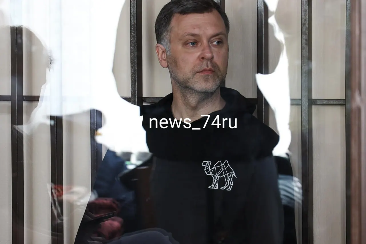 Суд продлил арест бывшего вице‑мэра по городскому хозяйству, которого обвиняют в злоупотреблении полномочиями при заключении контрактов на устранение коммунальных аварий. Защита называет меру чрезмерной и ставит под сомнение доказательную базу.