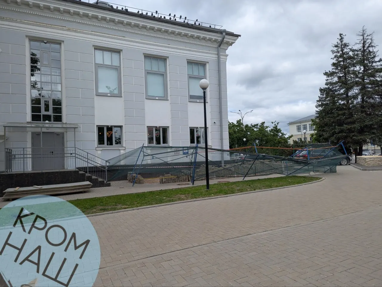 У здания библиотеки имени Ивана Василева в Пскове рабочие снова меняют плиточное покрытие — работы начались менее чем через 1,5 года после завершения капитального ремонта.