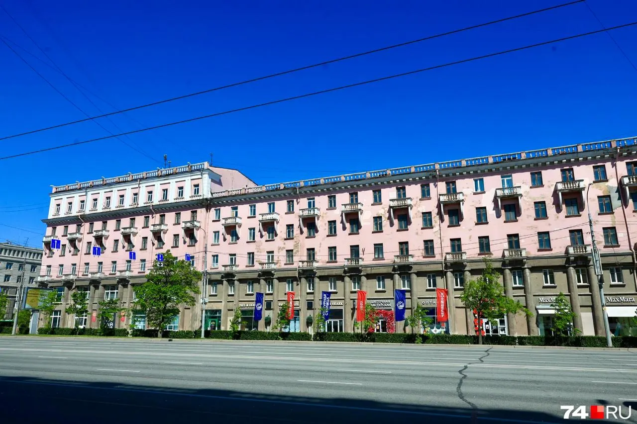 Гостиница «Южный Урал» — памятник 1935–1941 годов на проспекте Ленина, 52 — закрыта с 2020 года из‑за аварийного состояния. Жители заметили вынос мебели и оконных рам, но полноценного ремонта не наблюдается, в руководстве заявляют, что работ не планируют.