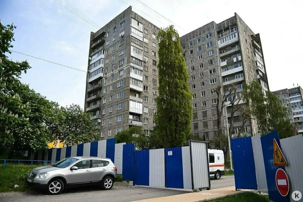 Около 50 семей остаются в квартирах: громкая автоинформатор перемещён во внутренний двор, спасатели приезжают регулярно, а жильцы жалуются на отключения воды и просят у властей точный список проживающих.