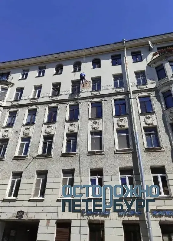 На Большой Монетной улице фрагмент облицовки упал с пятого этажа и попал на прохожего. Тротуар оградили, привлекли промышленных альпинистов; прокуратура и Следственный комитет проводят проверки.
