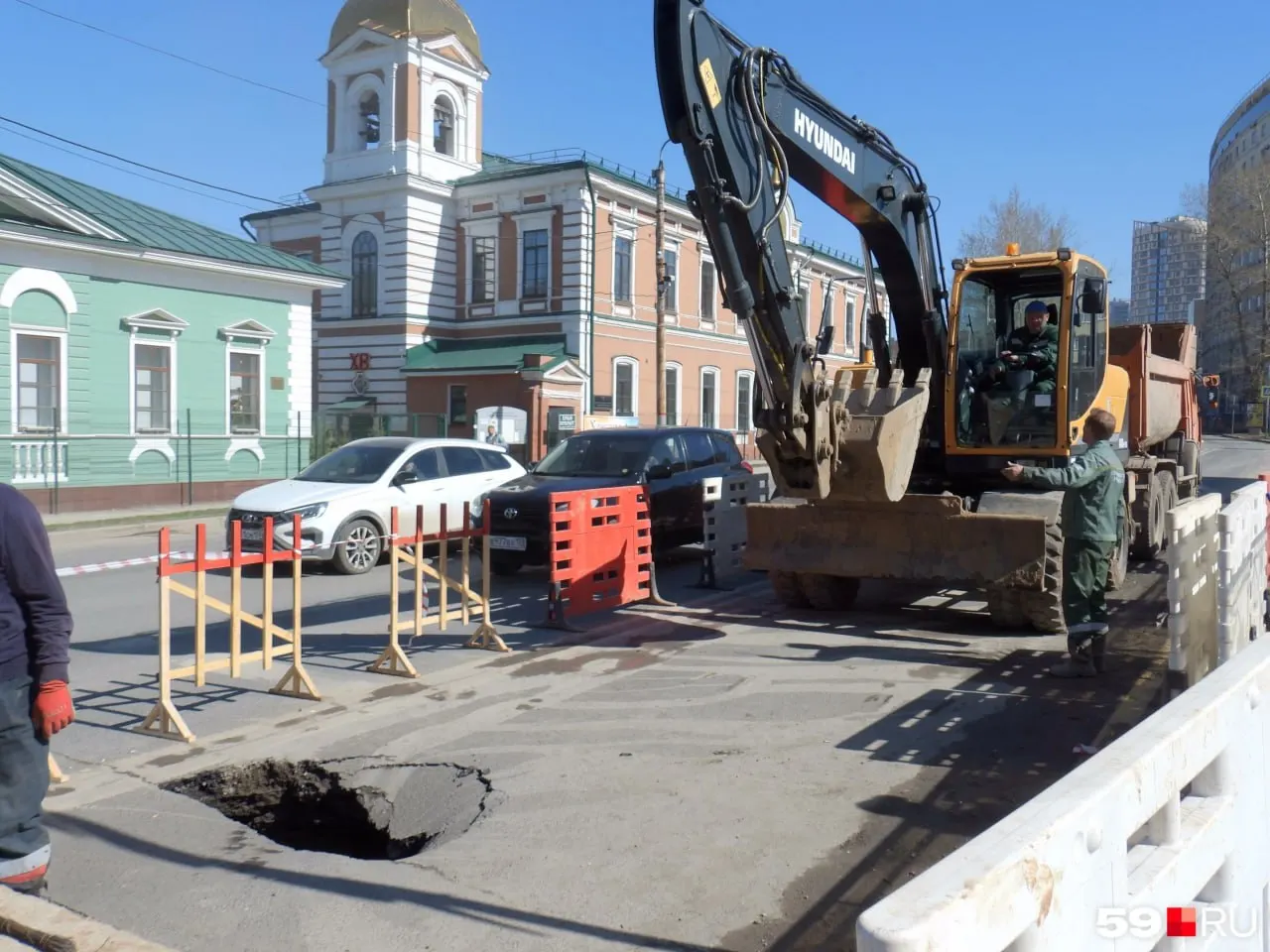 На участке от Куйбышева до Компроса за месяц четыре раза образовывались провалы. Коммунальщики связывают их с износом полувекового железобетонного коллектора и планируют возобновить движение автобусов к 15 мая.