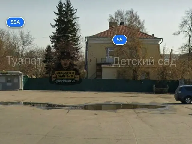 Родители и воспитатели детсада №76 жалуются, что водители автобусов и маршруток справляют нужду за забором детсада возле закрытого туалетного модуля; родительский комитет намерен обратиться в администрацию с просьбой решить проблему.