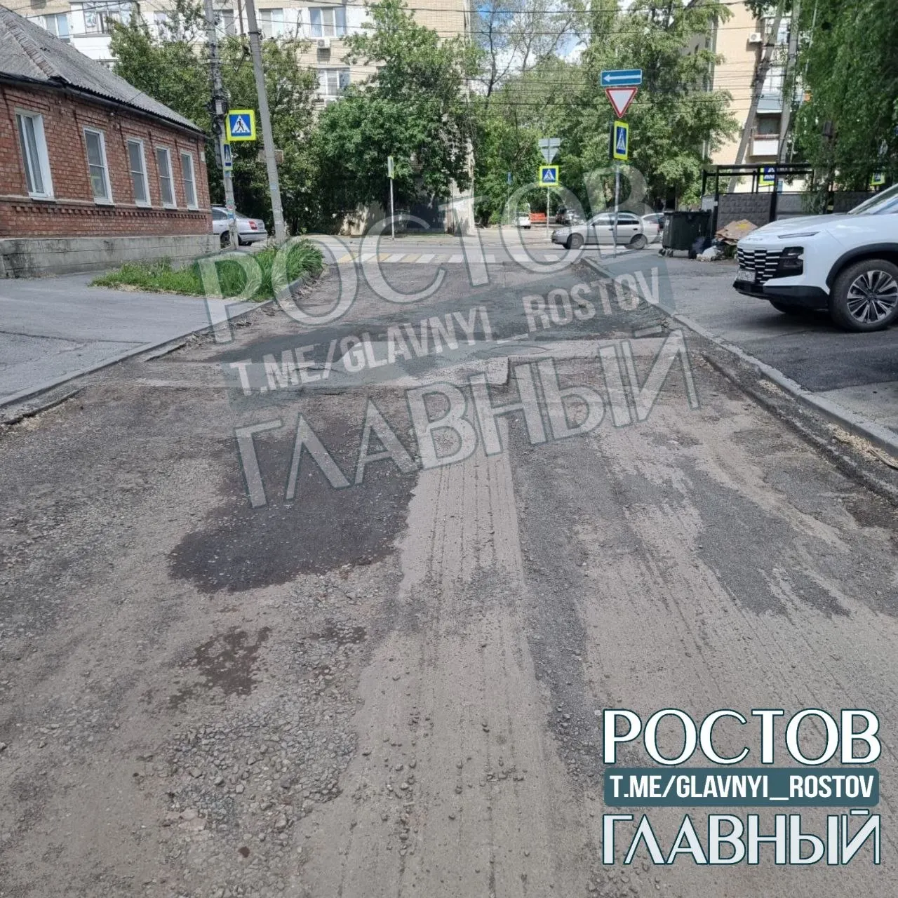 На участке между Гвардейским и Будённовским на улице Нефедова ведутся продолжительные дорожные работы без информационных щитов и предупреждающих знаков. Жители жалуются на пыль, трудности с доступом к домам и риски для безопасности.