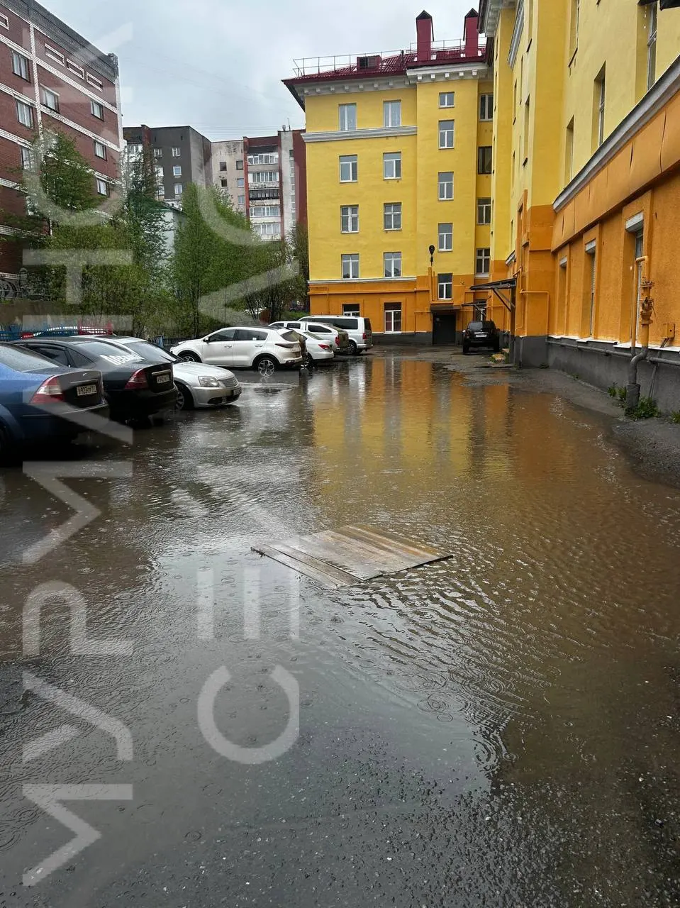 Из‑за непрекращающихся осадков, отсутствия ливнёвки и неровного асфальта во дворе дома на Шмидта, 17 образовалась большая лужа — пройти можно только в резиновых сапогах.