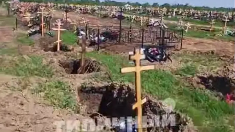 После зимы на участке кладбища в Балаково земля заметно провалилась: местные опасаются, что могут вскрыться захоронения. Администрация заявила о начале завоза земли и сообщила о наличии бесплатного резерва.