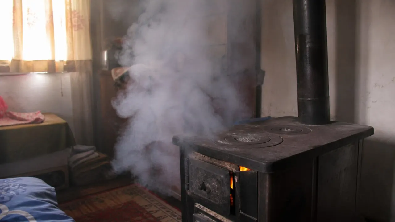 Спасатели эвакуировали пострадавшего из задымлённого дома и передали медикам. В ведомстве напомнили основные правила безопасности при эксплуатации печей и каминов.