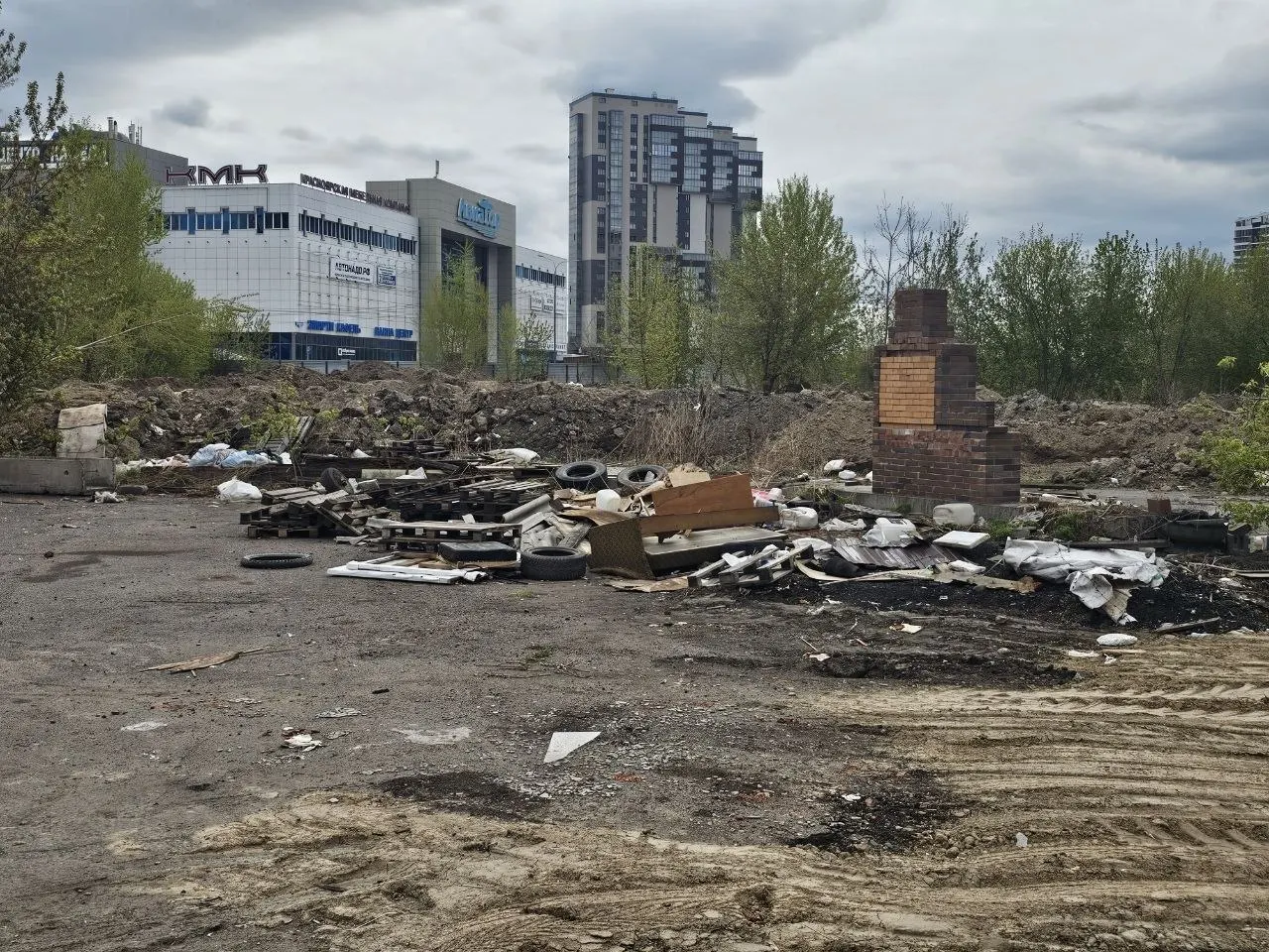 После демонтажа небольших бизнес-строений на улице Авиаторов остались строительные отходы, покрышки и бытовой мусор. Жители жалуются на пыль и опасные обломки; общественники направили обращение в прокуратуру.
