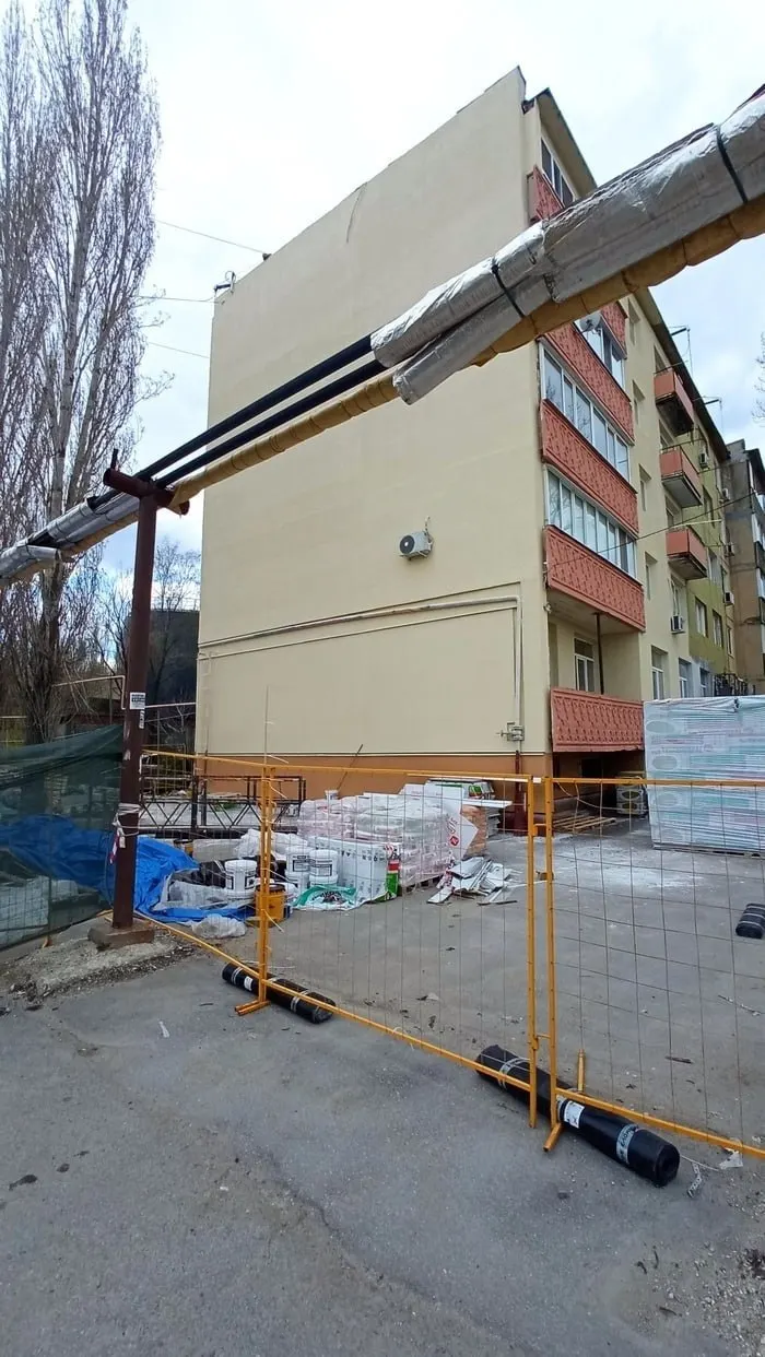 В поселке Жасминный в Саратовской области утеплили жилой дом, полностью перекрыв мурал «Ватрушки» художницы Юли Чиж. Автор сообщила о случившемся 26 мая и прокомментировала: «Выводы делайте сами».