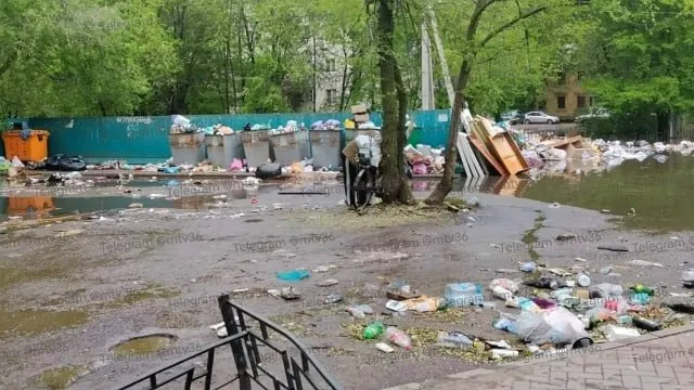 В Железнодорожном районе сильный дождь размывал свалки: потоки воды вынесли горы отходов на дорогу, создавая завал, мешающий движению и ухудшающий санитарную ситуацию.