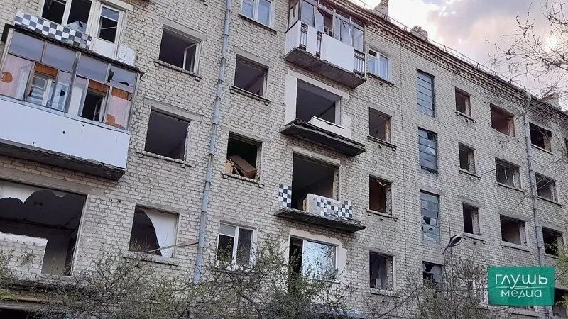 Подрядчик снес 13 из 18 домов по контракту; за счёт экономии торгов планируют убрать ещё два здания. На работы выделили 12 млн рублей из регионального бюджета.