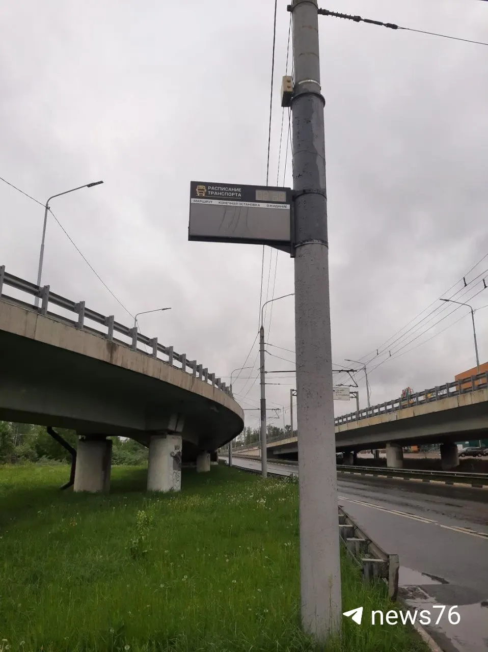 Пассажиры отмечают, что электронные табло на остановках либо не включаются, либо слишком тусклые — из-за этого сложно увидеть маршруты и время прибытия транспорта.