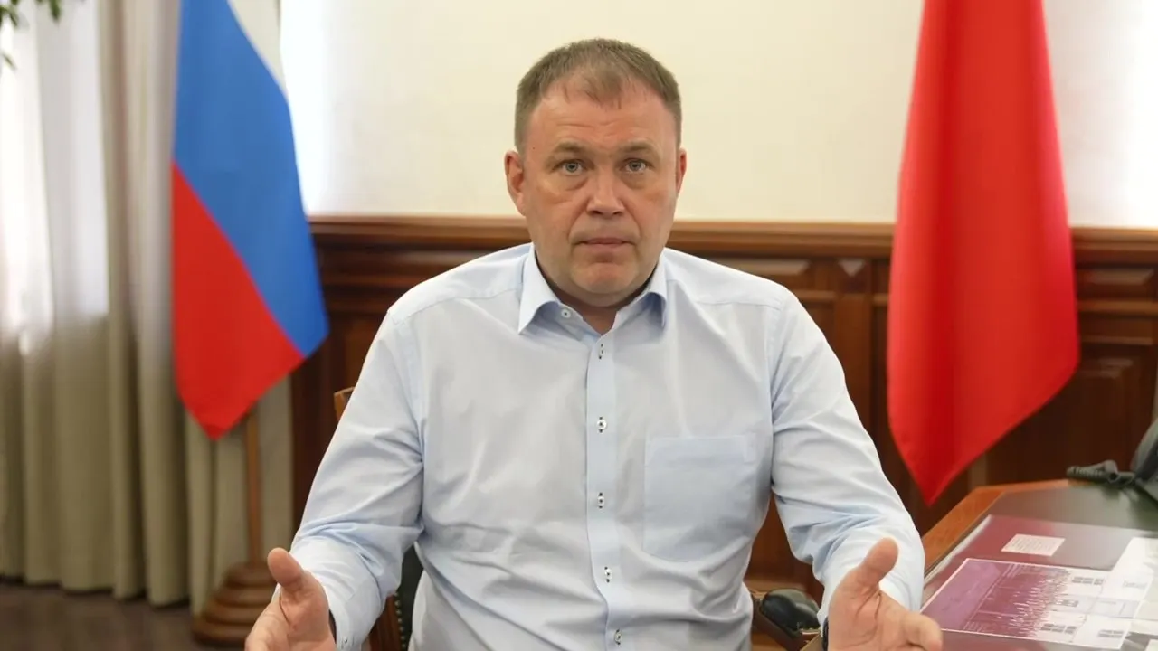 Губернатор Кемеровской области ответил на массовые жалобы жителей и заявил, что перезапуска отопления не будет до устойчивого повышения температуры; за ситуацию он раскритиковал глав муниципалитетов.