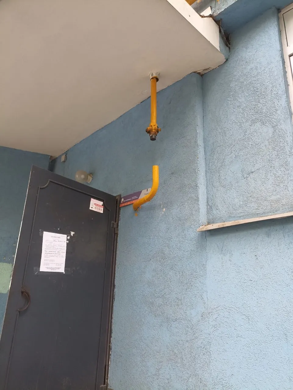 На Ново‑Вокзальной, 203 рабочие отрезали газовую трубу и прервали подачу газа всему дому; жители обеспокоены отсутствием сроков и действиями обслуживающей компании.