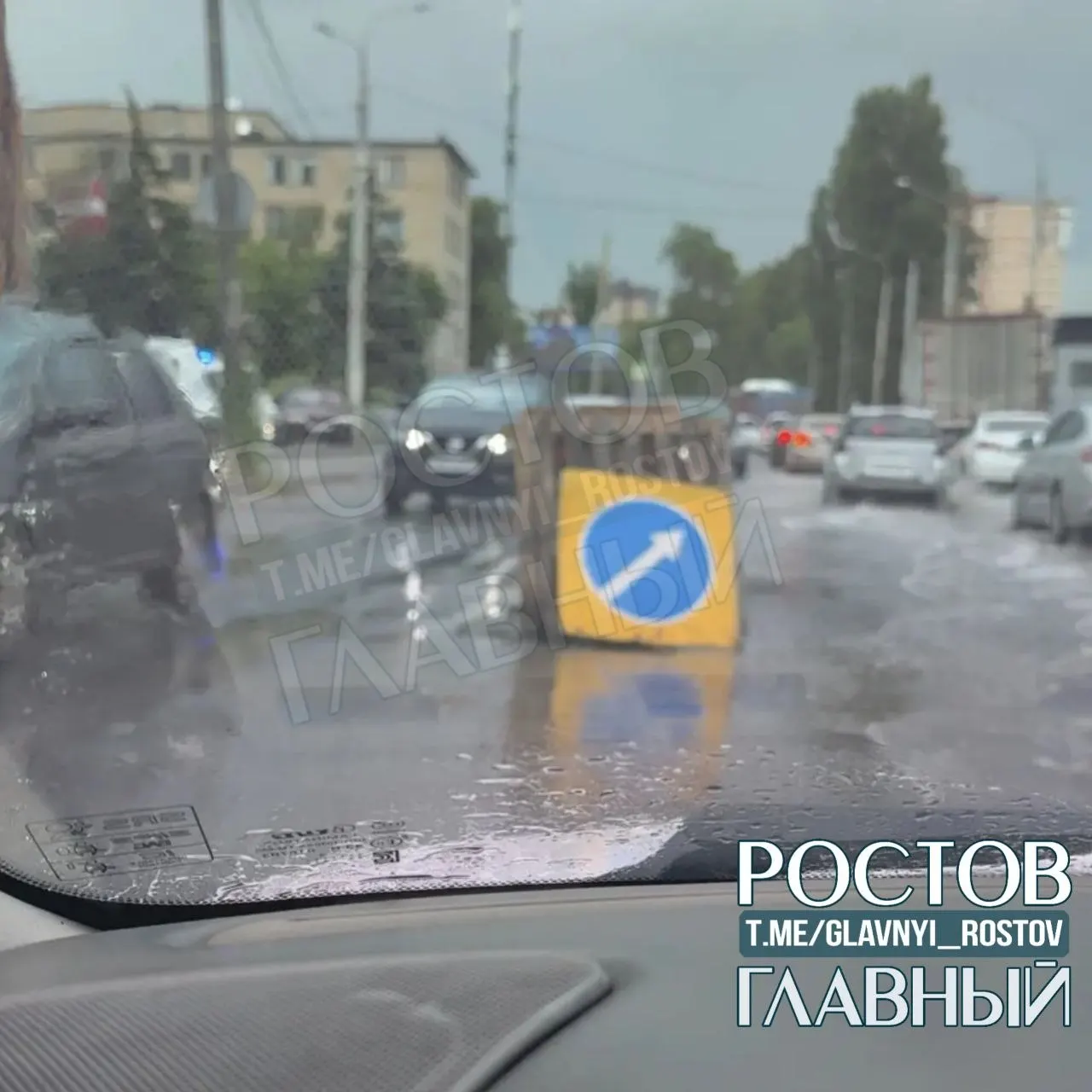 Житель Ростова-на-Дону жалуется на заброшенный участок дороги длиной около 150 м у переезда: провал люка, временный знак и отсутствие ремонта со стороны ответственных служб.