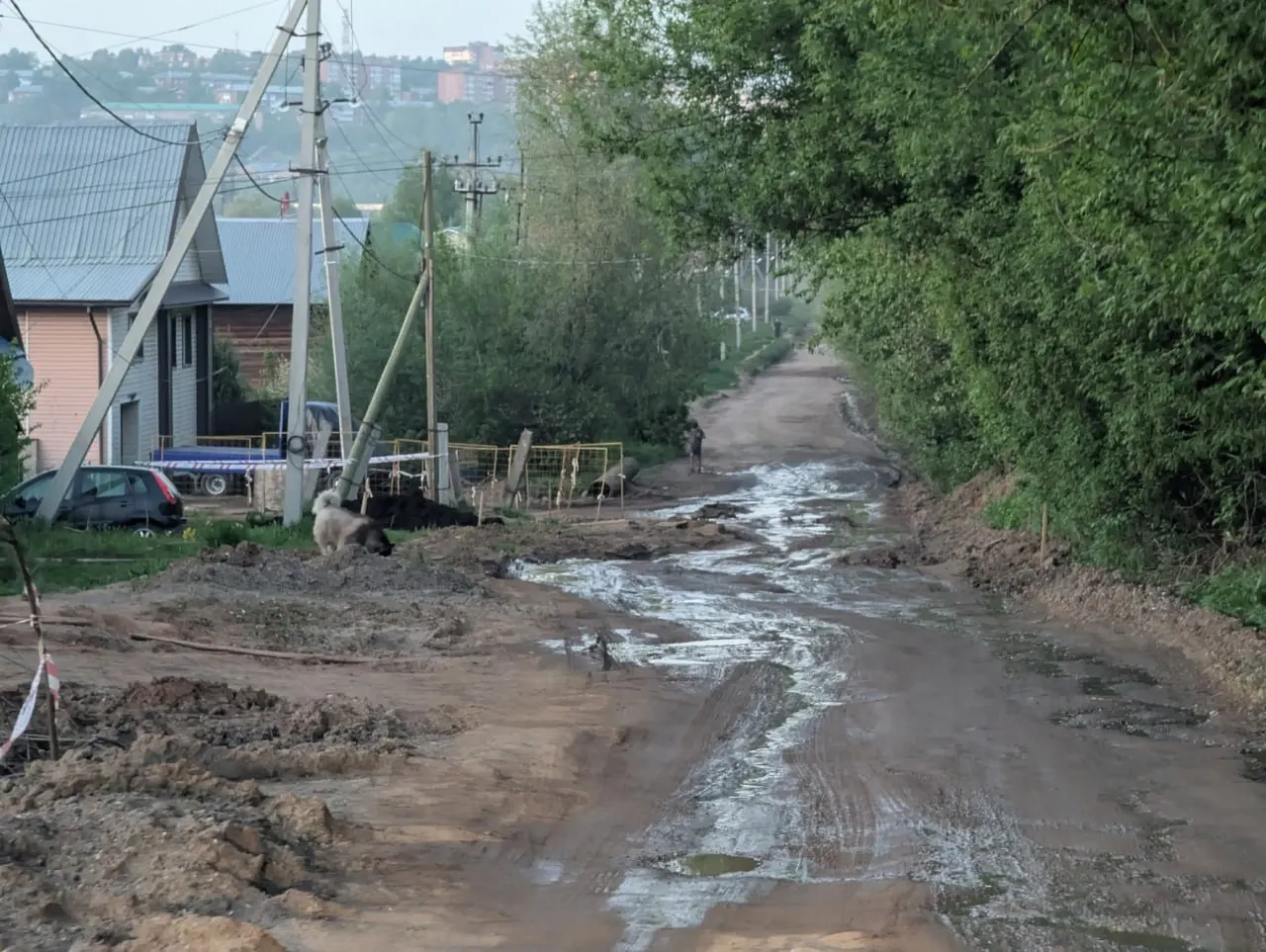 В 2026 году на улице Совхозная в Воткинске обновили водопровод, о котором жители просили ещё в 2023 году. Вопрос ремонта самой дороги остаётся открытым.
