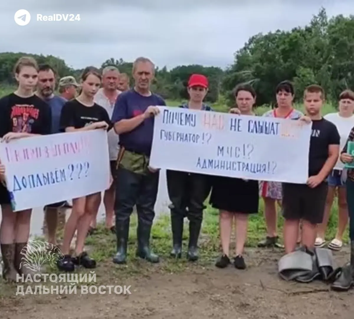 После августовских паводков жители села Марково собрали более 2,5 тыс. подписей за отставку главы округа. Несмотря на жалобы, обыски и давление на активистов, депутаты переизбрали его — жители продолжают добиваться отставки через жалобы в вышестоящие инстанции.