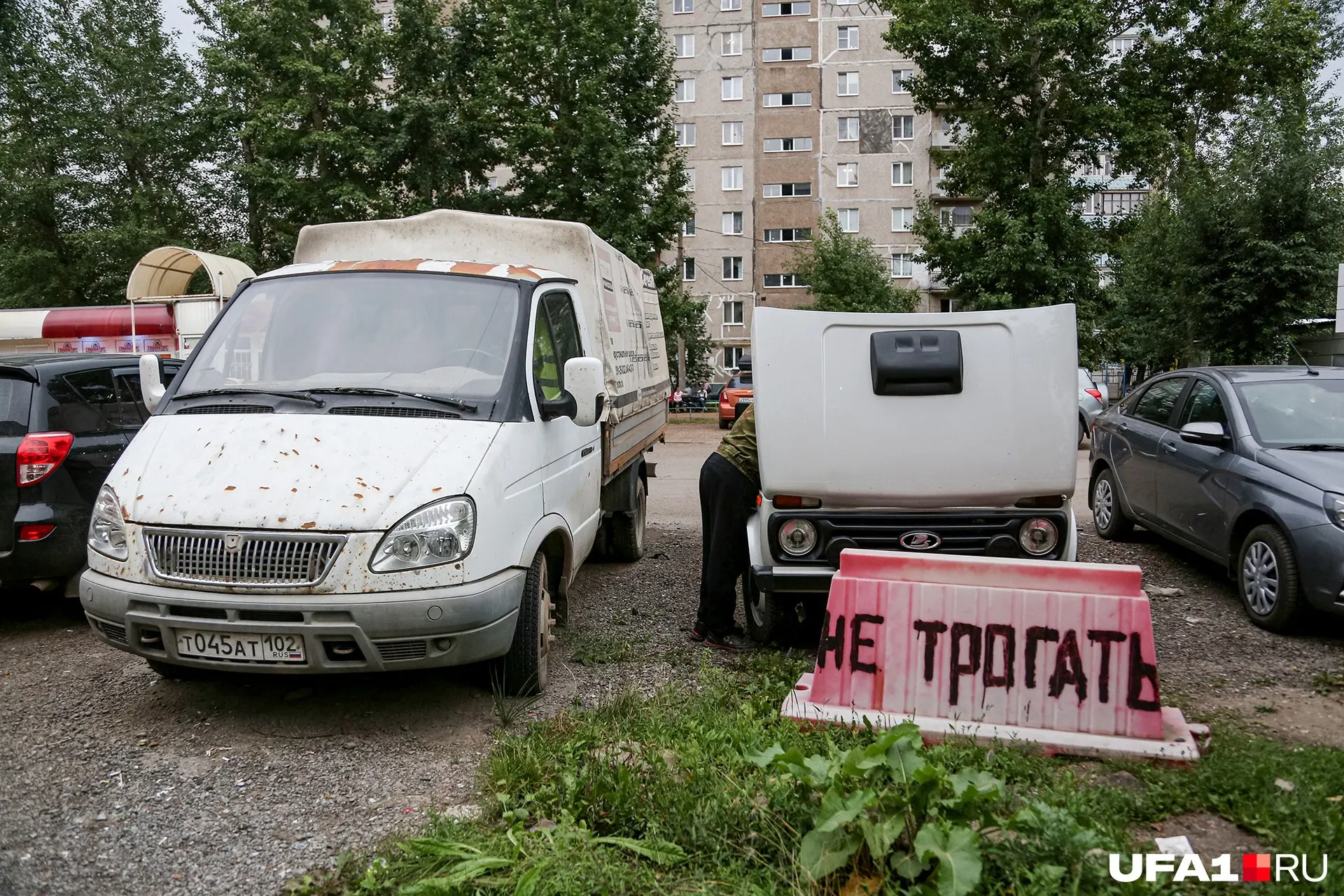 Мэрия города объявила о планах в ближайшие недели убрать металлические столбы, шлагбаумы, цепи и тросы, которыми жители ограждали парковочные места во дворах.