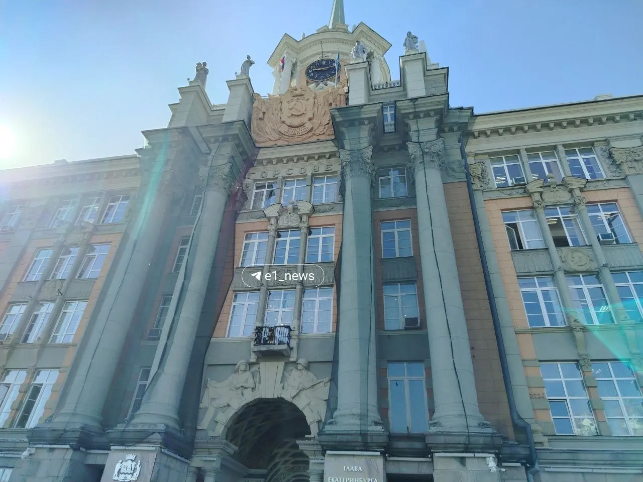 Центральный вход здания закрыли, колонны у фасада и сбоку обернули защитными сетками — работы проводятся для предотвращения дальнейших обрушений и обеспечения безопасности прохожих.