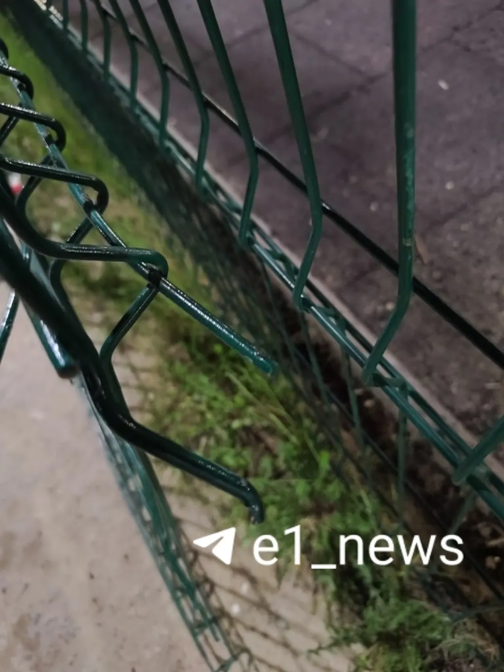 В районе Академический на улице Шаманова, 9 дворовой прут забора серьёзно повредил руку 12-летней девочке. Ребёнка доставили в больницу, управляющая компания проводит проверку и обсуждает помощь семье.