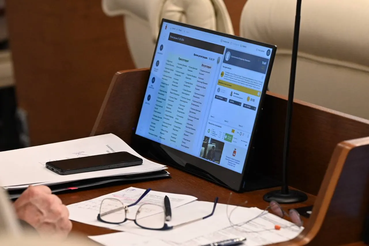 Законопроект, принятый в первом чтении, предлагает разрешить демобилизованным участникам СВО оформлять соцконтракт на открытие бизнеса без учёта семейного дохода; аналогичную поддержку для супругов планируют распространить на участников с инвалидностью I–II групп. Также предлагают продлить компенсации за оплату ЖКУ для сельских работников до конца 2029 года.