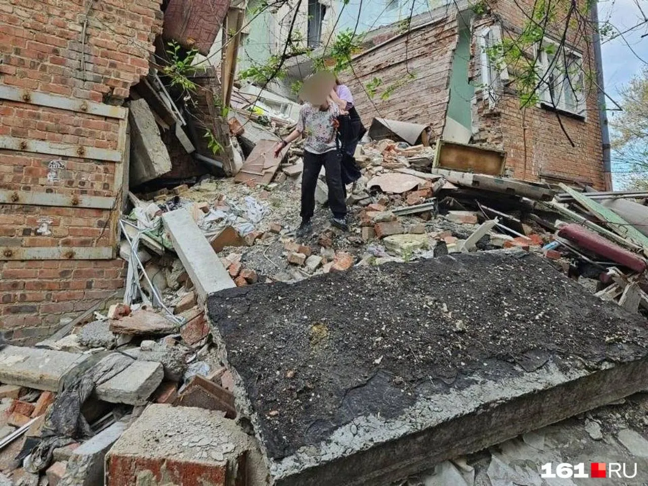Заброшенное здание на Нариманова, 72/3 остается без охраны: подростки забираются на крышу, а соседи опасаются, что из‑за запущенности дом может обрушиться.