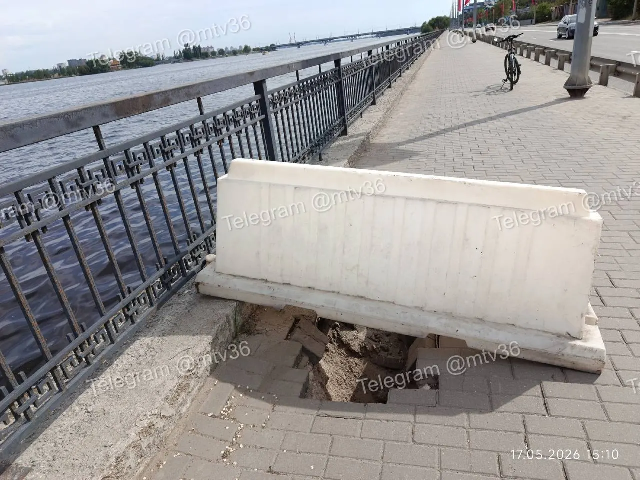 Короткий обзор событий в Воронеже за выходные: задержание участника дискуссии с применением шокера, провал плитки на отремонтированной набережной, работа силовиков на вокзале и массовое отключение холодной воды.