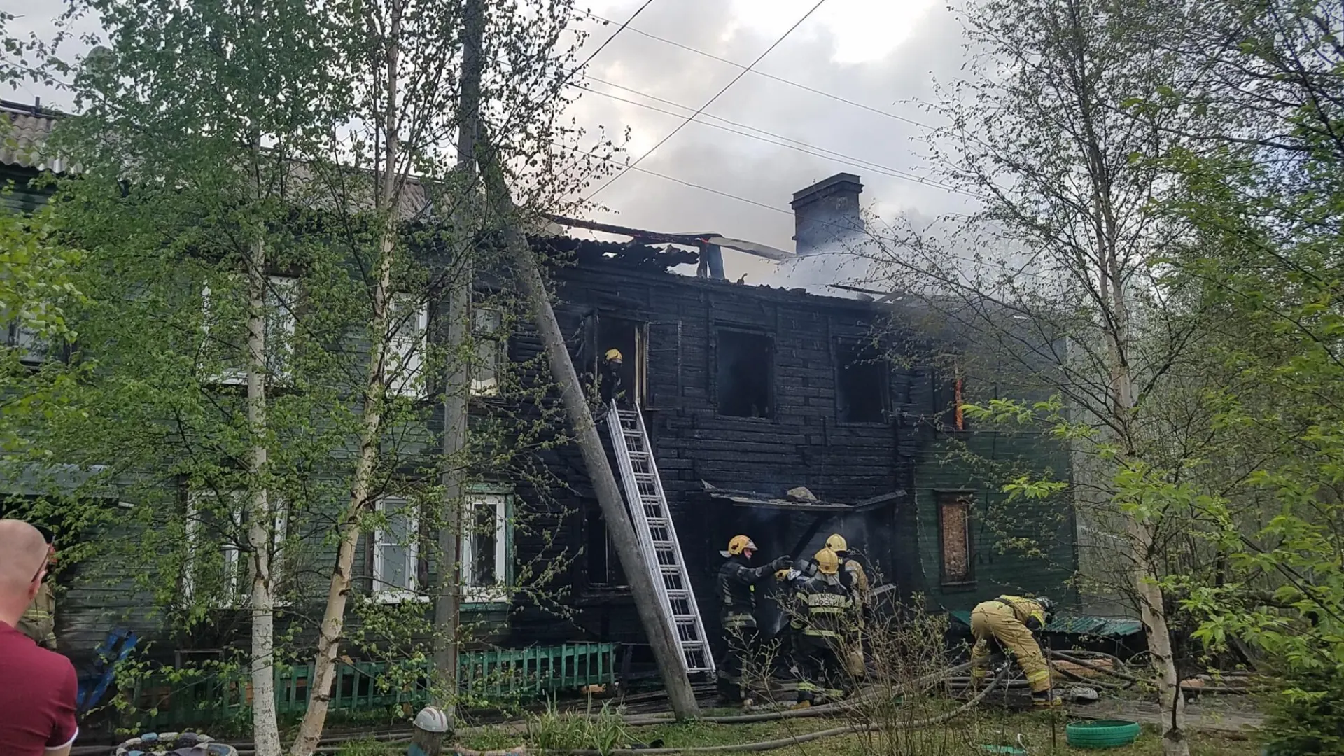 В Архангельске в аварийном жилом доме на Дачной, 64Б произошёл пожар: огнём повреждены кровля и квартиры на площади около 200 кв. м. Пожар ликвидирован, пострадавших нет.