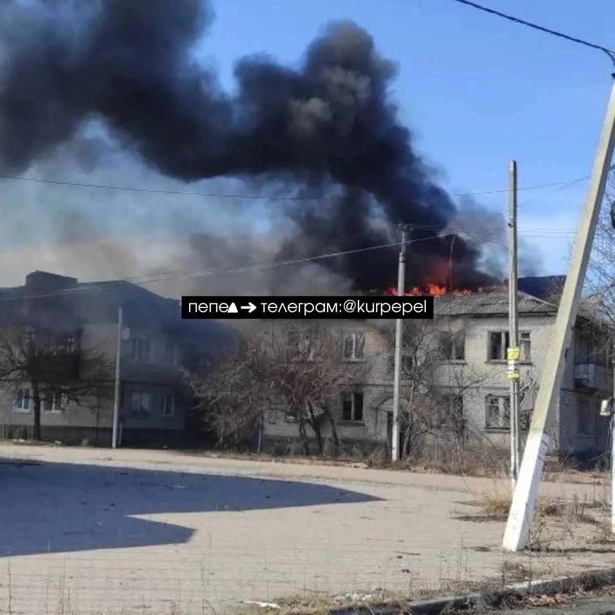 Дом №40 на улице Ленина в поселке Глушково попал под ракетный удар 29 марта 2026 года. Из‑за опасной оперативной обстановки комиссия по оценке разрушений не выезжает, поэтому местным жителям отказывают в выдаче жилищных сертификатов.