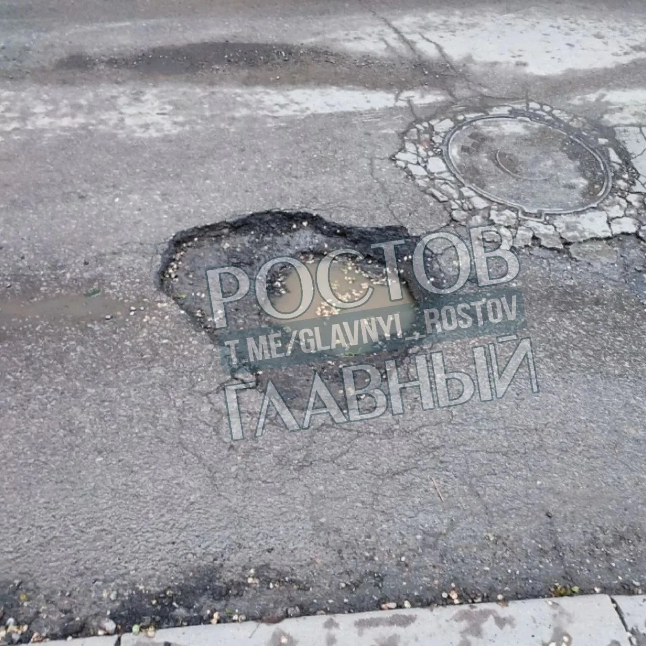 Жители района жалуются на глубокие ямы на улицах Металлургической и Алексея Береста: в дождь они незаметны, объехать сложно из‑за припаркованных машин, водители ломают подвеску, диски и шины.