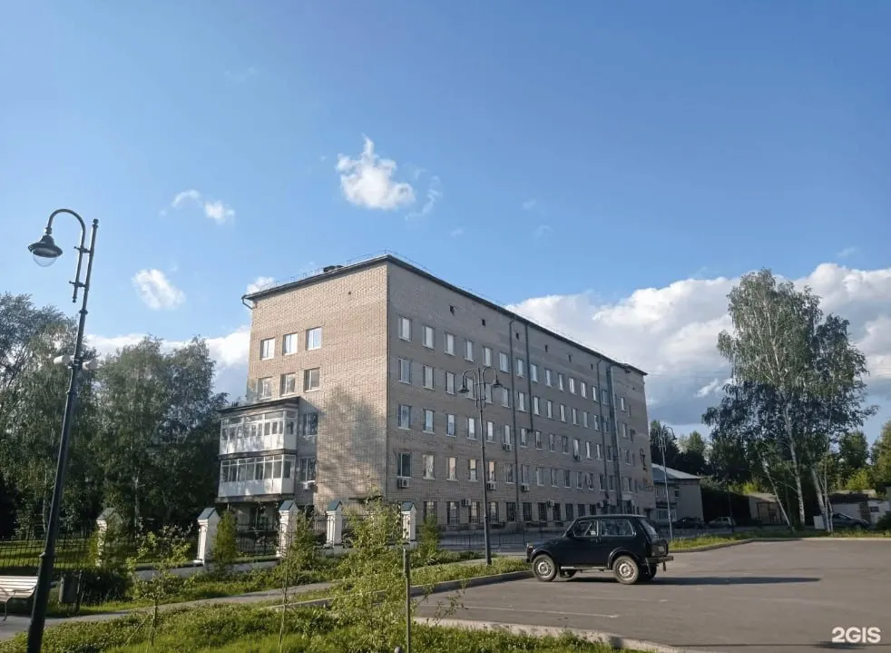 В Тобольске приостановили работу больницы на улице Красноармейская, 4: в стенах обнаружили опасные трещины. Пациентов и службы временно расселяют по другим адресам, часть корпусов продолжает работу.