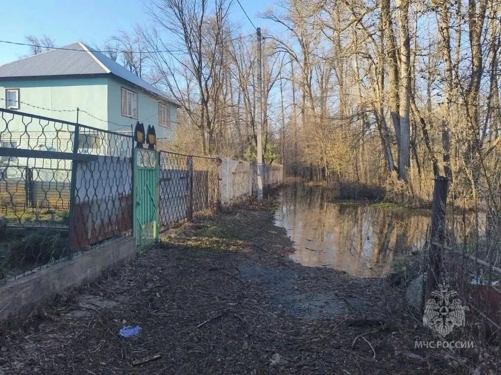 Затоплены 27 приусадебных участков на полуострове Копылово и участок дороги к пляжу в посёлке Гранный (Новокуйбышевск). Новых подтоплений за сутки не зафиксировано; за пять дней 10 участков освобождены от воды.