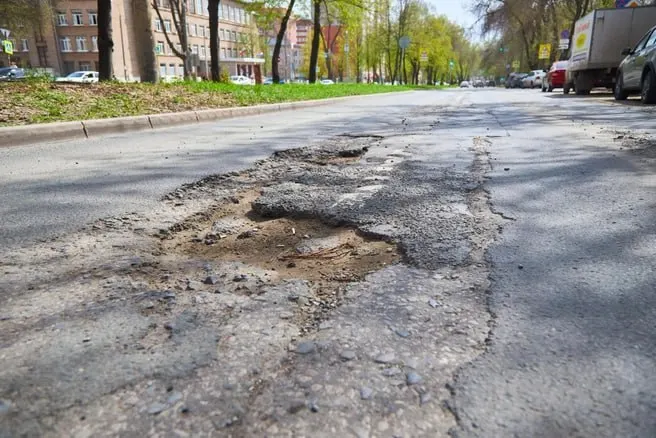 По итогам проверки в адрес ответственной организации внесено представление об устранении нарушений — дефекты зафиксированы на Бумажной улице, набережной Обводного канала и Рузовской улице.